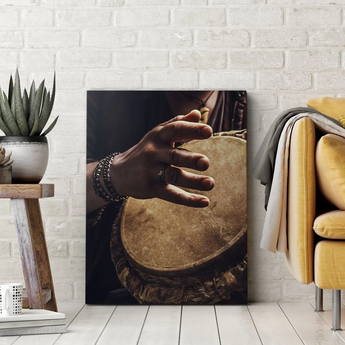 Obraz na płótnie - Ręka grająca na tradycyjnym bębnie djembe - 50x70cm - W rytmie serca - Nowoczesna dekoracja ścienna do salonu, kuchni i sypialni ARTTOR