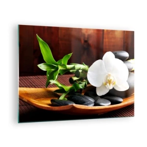 Obraz na szkle - Biała orchidea na czarnych kamieniach i bambusie w drewnianej misie - 70x50cm - Poddaj się dotykowi natury - Nowoczesna dekoracja ścienna do salonu i sypialni ARTTOR