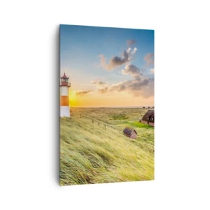Obraz na płótnie - Latarnia morska na tle łąk i domów w promieniach słońca - 80x120cm - Między falami - Nowoczesna dekoracja ścienna do salonu i sypialni ARTTOR