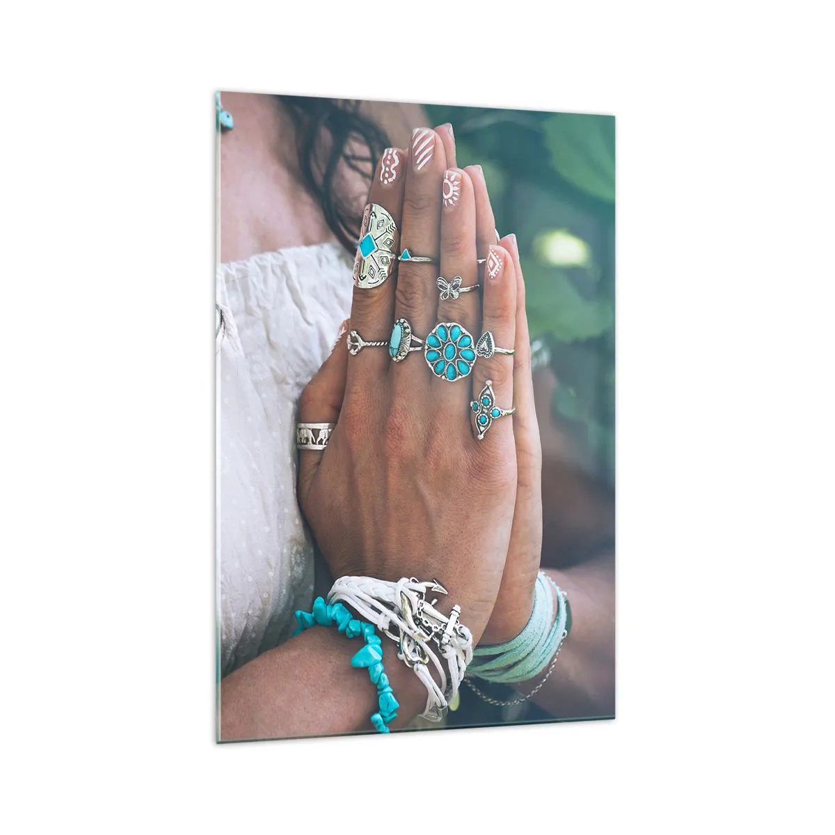 Obraz na szkle - Ręce ozdobione biżuterią w stylu boho - 70x100cm - Witaj w centrum bytu - Nowoczesna dekoracja ścienna do salonu i sypialni ARTTOR