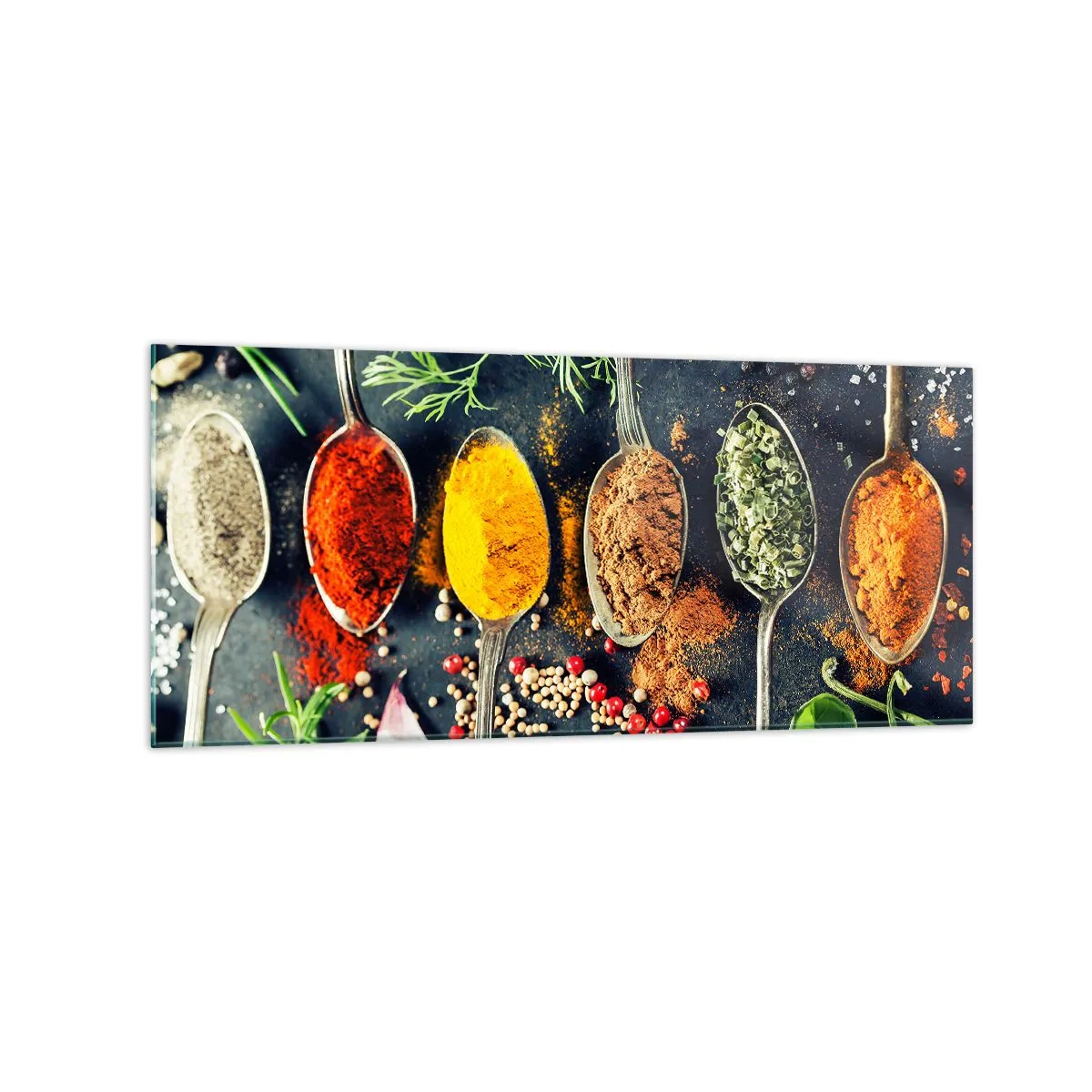 Obraz na szkle - Kolorowe przyprawy na łyżkach z ziołami w tle - 120x50cm - Kulinarna magia - Nowoczesna dekoracja ścienna do salonu i sypialni ARTTOR
