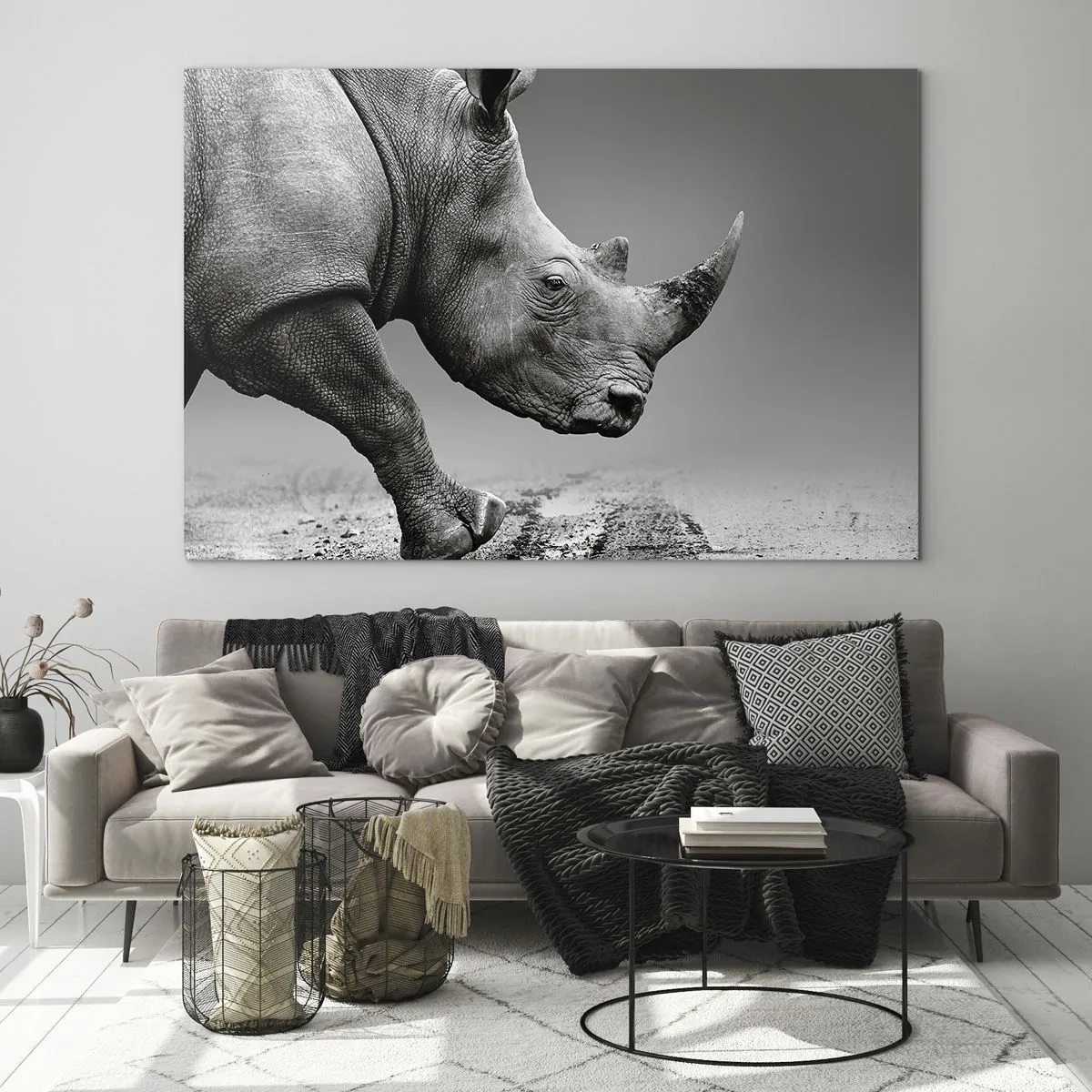 Obraz na szkle - Nosorożec w ruchu na tle szarej przestrzeni - 70x50cm - Niepowstrzymana siła - Nowoczesna dekoracja ścienna do salonu i sypialni ARTTOR