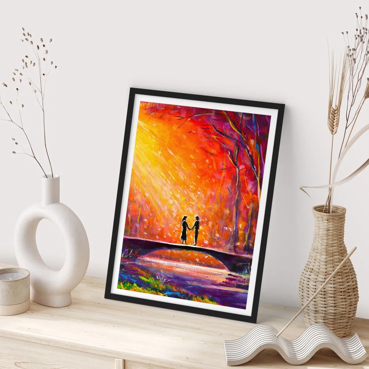 Plakat w czarnej ramie - Para na moście w otoczeniu kolorowego pejzażu - 50x70cm - Niebo ich też kocha - Nowoczesna dekoracja ścienna do salonu i sypialni ARTTOR