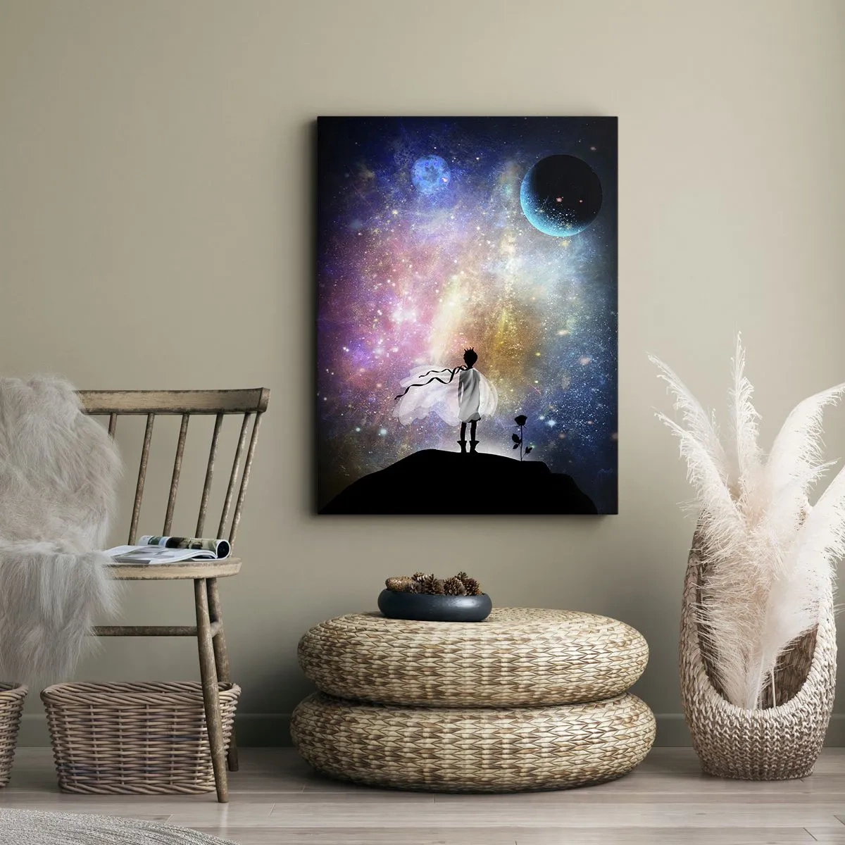 Obraz na płótnie - Magiczny portret Małego Księcia stojącego na planecie w otoczeniu gwiazd i planet - 50x70cm - Mały Książę - Nowoczesna dekoracja ścienna do salonu, kuchni i sypialni ARTTOR