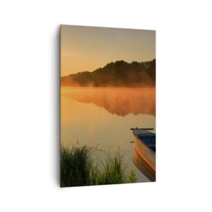 Obraz na płótnie - Poranna mgła nad rzeką z łódką w promieniach słońca - 80x120cm - Wschód słońca nad wodą jak tafla lustra - Nowoczesna dekoracja ścienna do salonu i sypialni ARTTOR