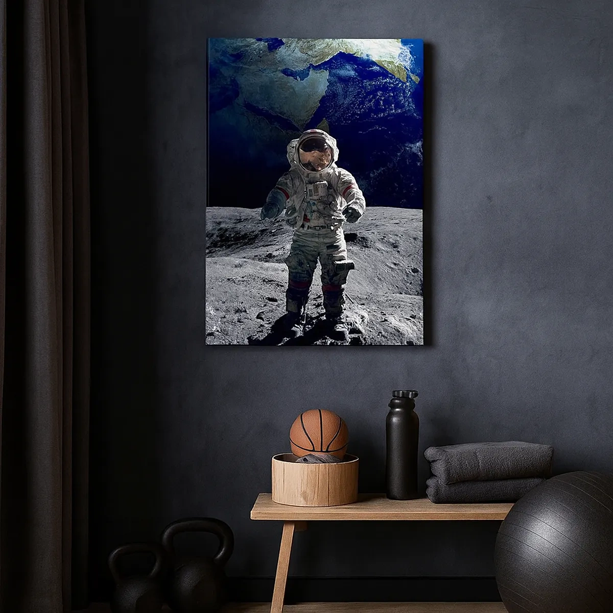 Obraz na płótnie - Astronauta stojący na powierzchni Księżyca z Ziemią w tle - 50x70cm - Pozdrowienia z Księżyca - Nowoczesna dekoracja ścienna do salonu, kuchni i sypialni ARTTOR
