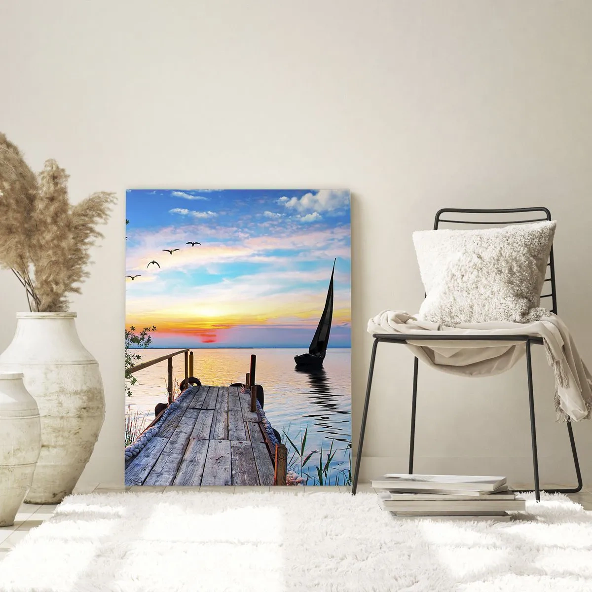 Obraz na szkle - Pomost nad jeziorem o zachodzie słońca z żaglówką w tle - 50x70cm - Dobry wieczór - Nowoczesna dekoracja ścienna do salonu, kuchni i sypialni ARTTOR