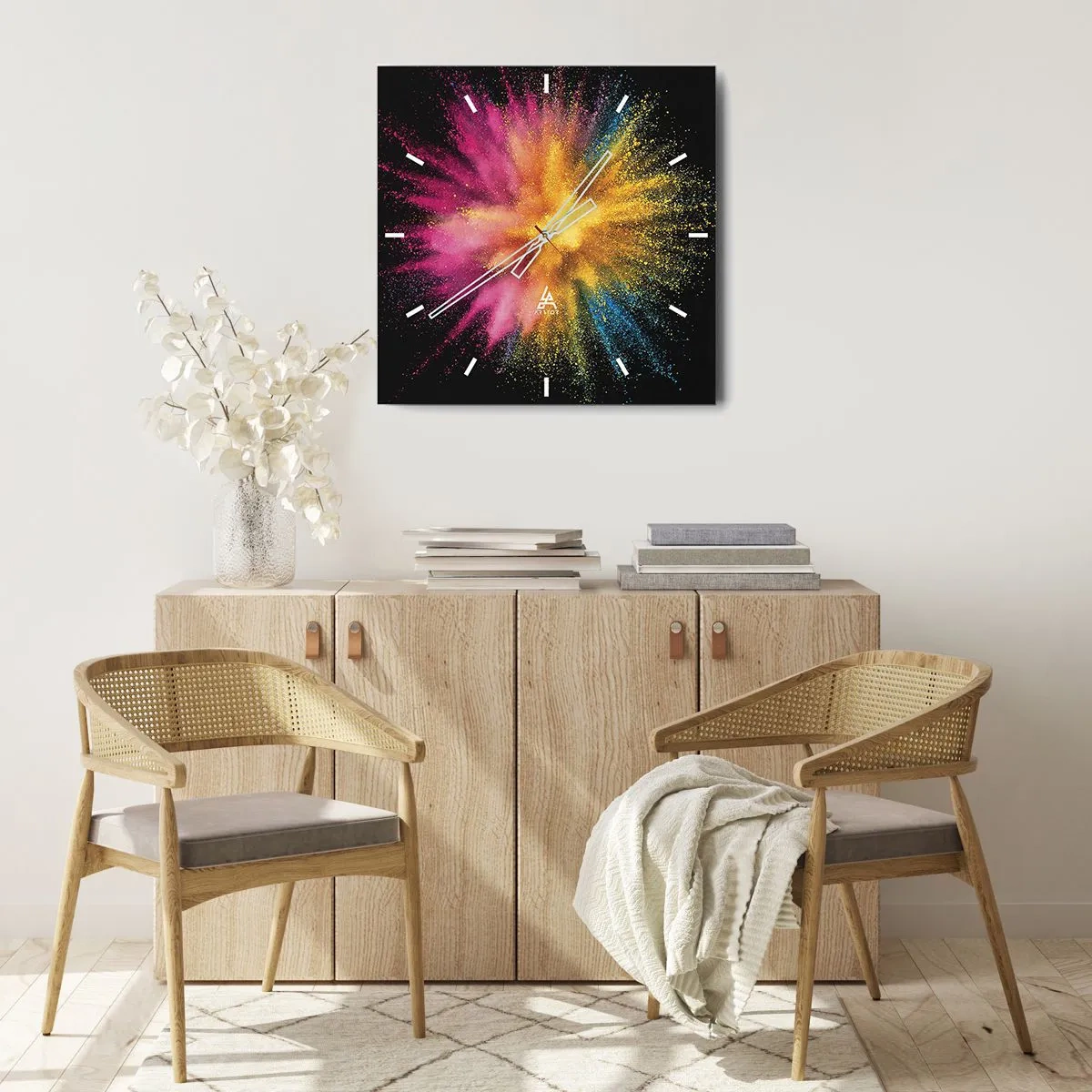 Zegar ścienny - Kolorowy wybuch proszków na czarnym tle - 30x30cm - Narodziny barw  - Nowoczesna dekoracja ścienna do salonu i sypialni ARTTOR