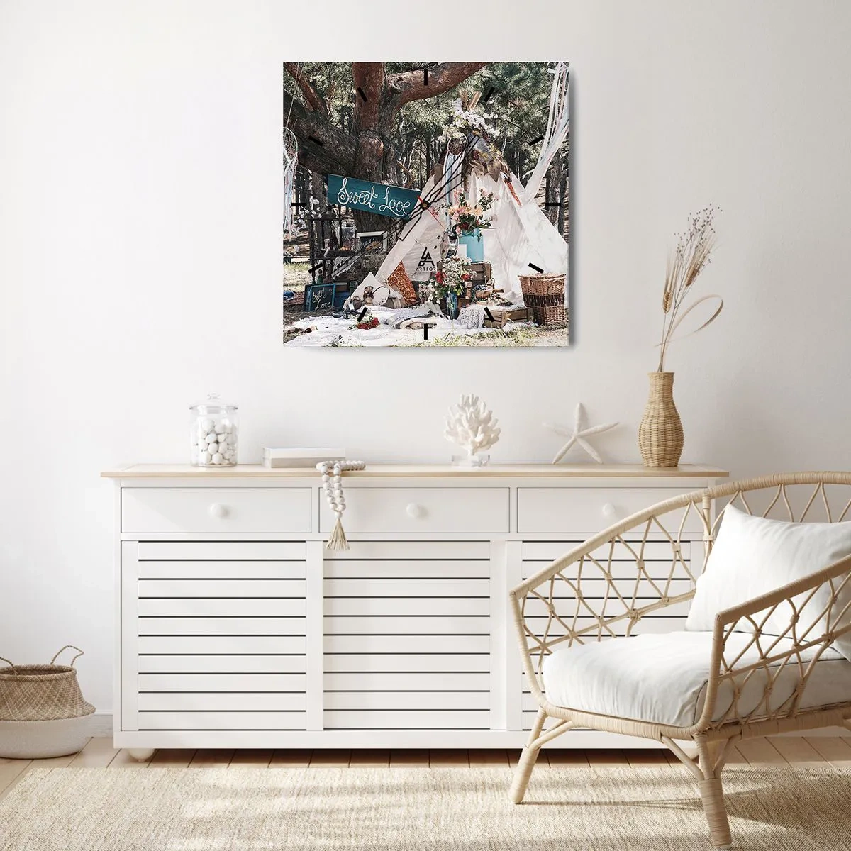Zegar ścienny - Dekoracja boho z tipi w lesie - 30x30cm - Make love… - Nowoczesna dekoracja ścienna do salonu i sypialni ARTTOR