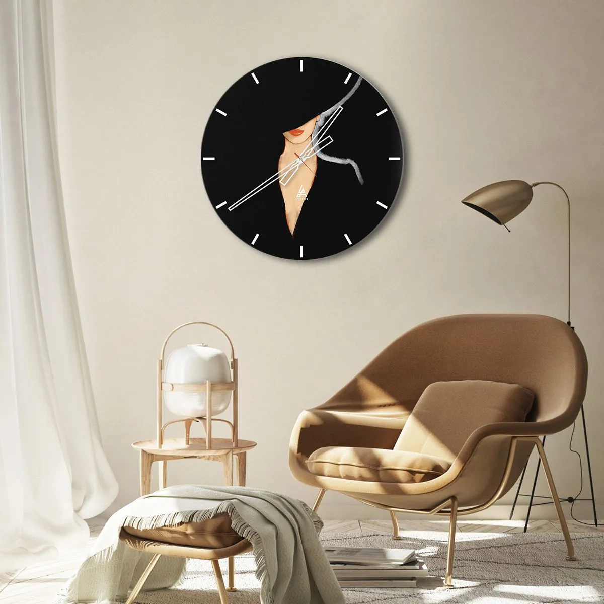 Zegar ścienny - Portret kobiety w eleganckim kapeluszu na czarnym tle - 30x30cm - Elegancja i styl - Nowoczesna dekoracja ścienna do salonu, kuchni i sypialni ARTTOR