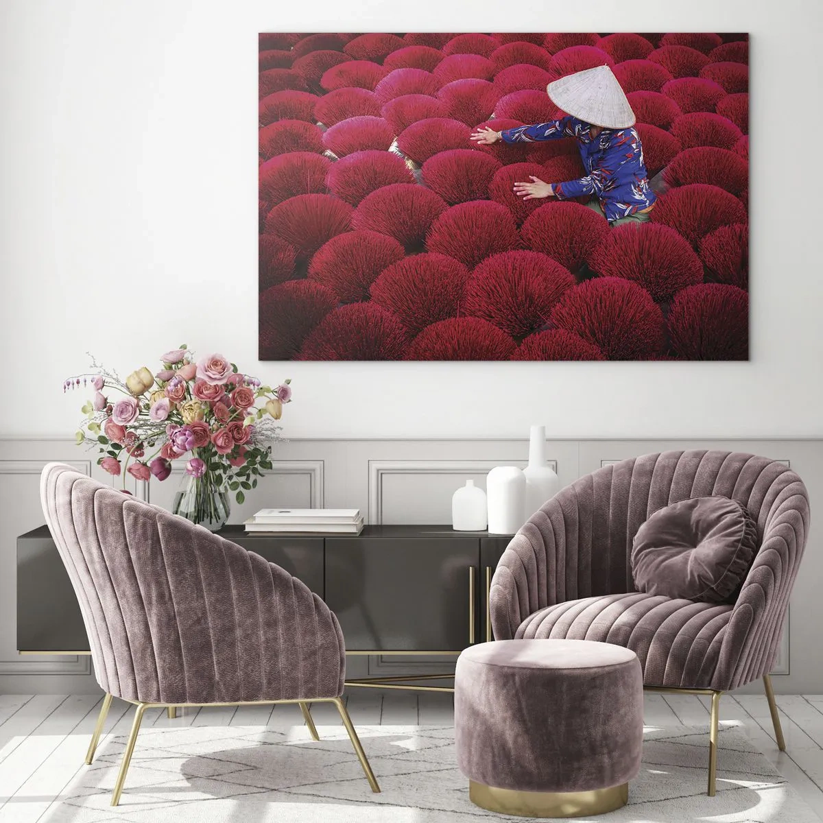Obraz na szkle - Pracownik wśród czerwonych pęków kadzideł na tle wzoru - 70x50cm - Na ryżowym polu - Nowoczesna dekoracja ścienna do salonu i sypialni ARTTOR