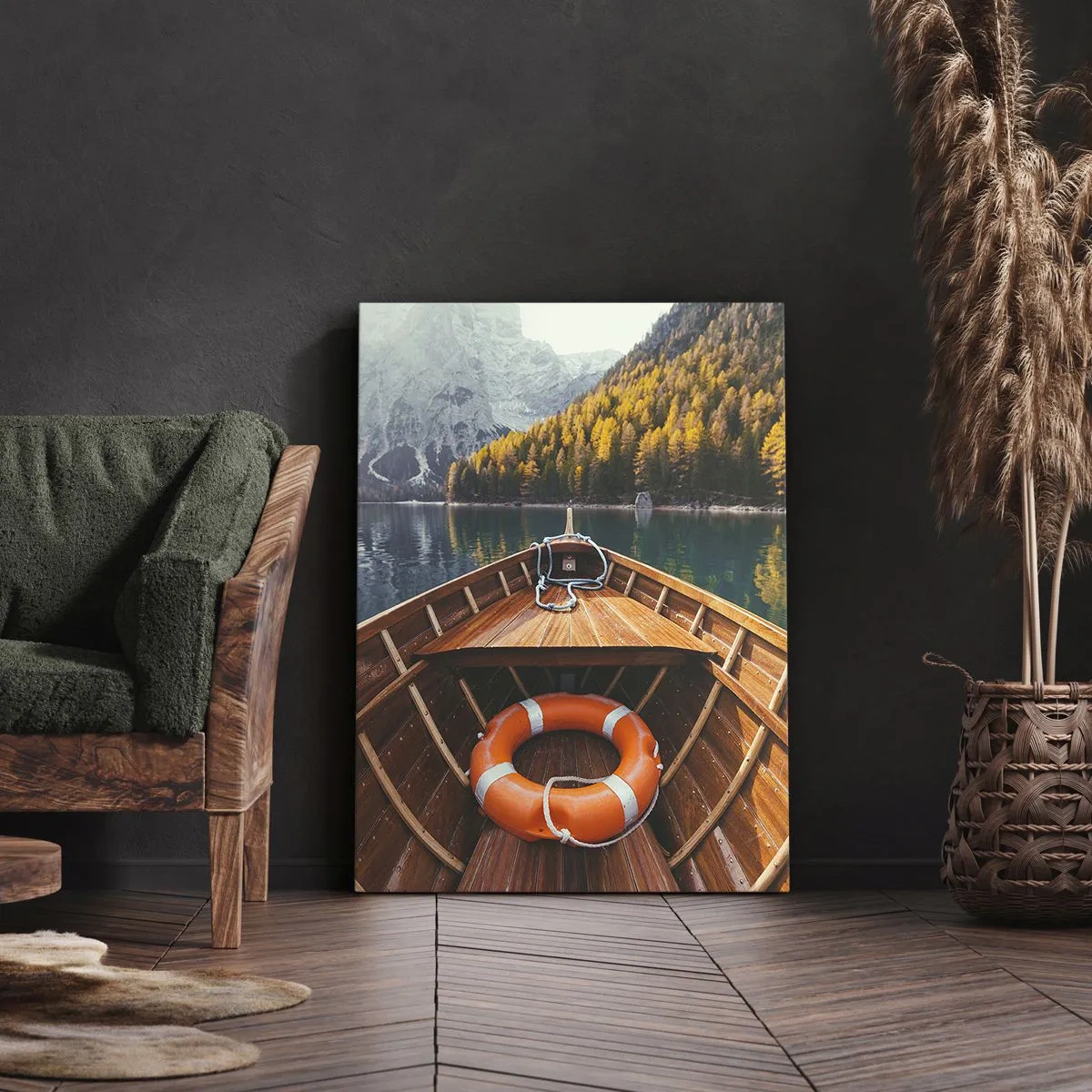 Obraz na płótnie - Drewniana łódź na jeziorze otoczonym jesiennym lasem - 50x70cm - Górska wycieczka - Nowoczesna dekoracja ścienna do salonu, kuchni i sypialni ARTTOR