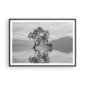 Plakat w czarnej ramie - Samotne drzewo odbijające się w wodzie na tle gór - 100x70cm - Jest taki kraj - Nowoczesna dekoracja ścienna do salonu i sypialni ARTTOR