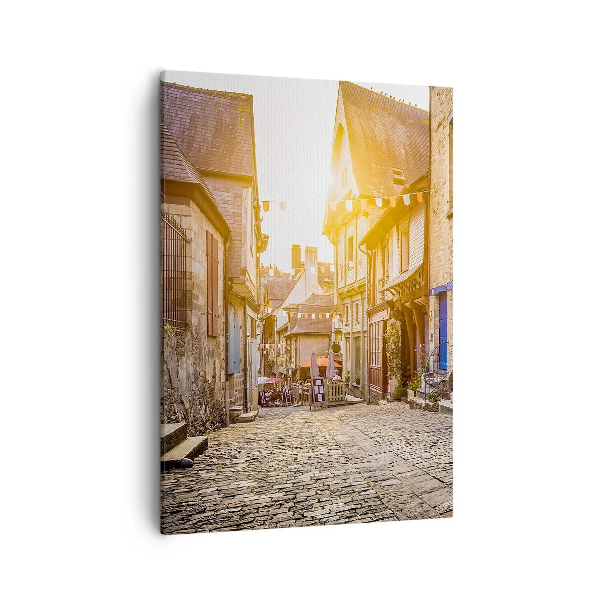 Obraz na płótnie - Urokliwa uliczka w złotym świetle popołudnia - 50x70cm - Biały duch miasteczka - Nowoczesna dekoracja ścienna do salonu, kuchni i sypialni ARTTOR