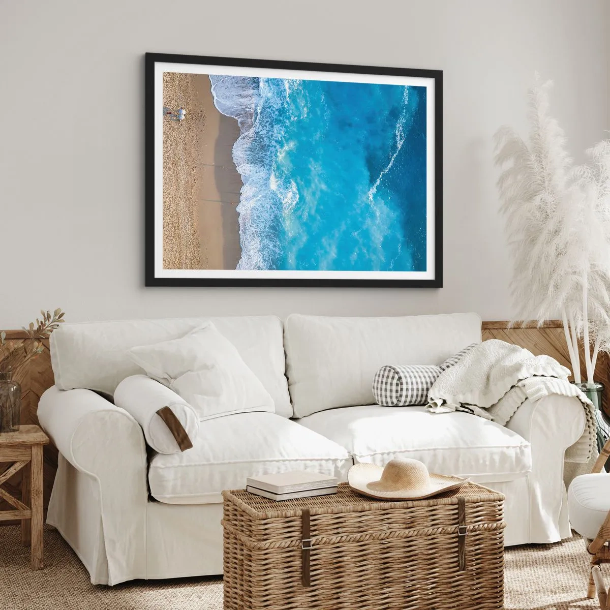 Plakat w czarnej ramie - Widok na plażę i fale morskie z lotu ptaka - 70x50cm - Siła błękitu - Nowoczesna dekoracja ścienna do salonu i sypialni ARTTOR