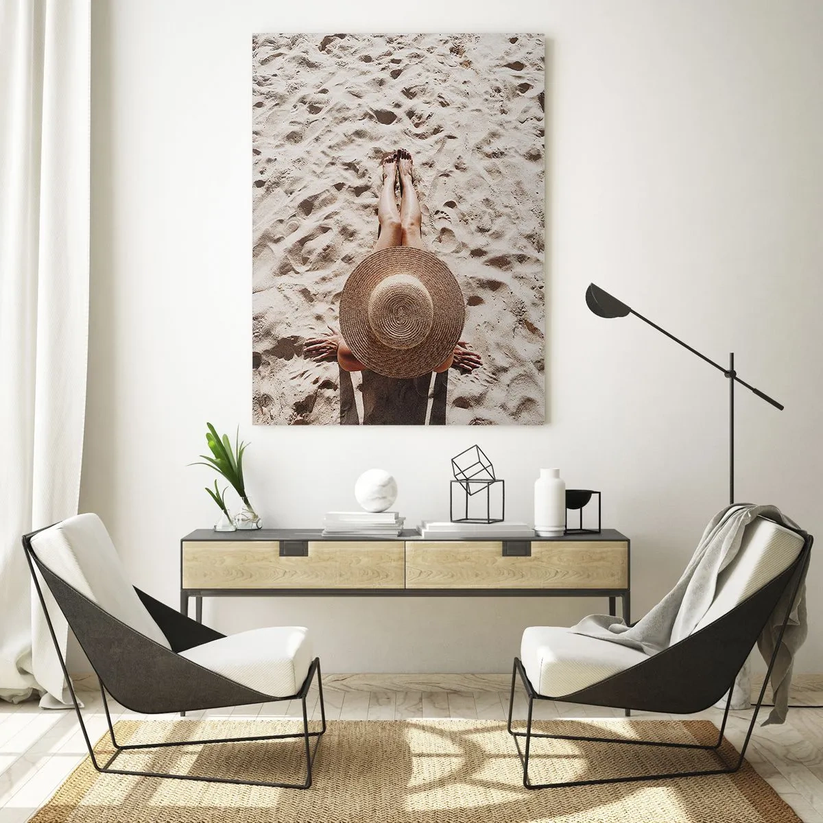 Obraz na szkle - Kobieta w słomkowym kapeluszu leżąca na piasku - 80x120cm - Wymarzony czas - Nowoczesna dekoracja ścienna do salonu i sypialni ARTTOR