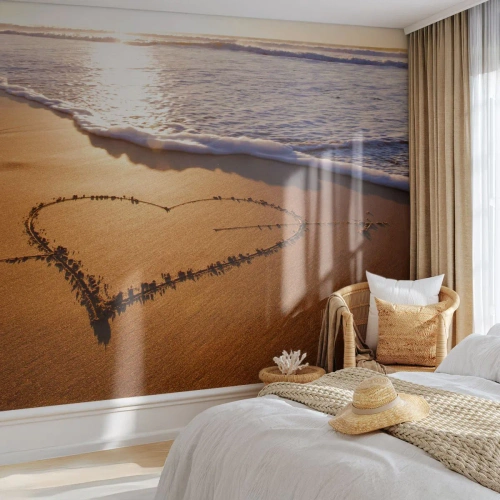 Fototapeta Premium Sand - Serce przebite strzałą narysowane na piasku nad morzem - 100x70cm - Wakacyjne wyznanie - Nowoczesna dekoracja ścienna do salonu, kuchni i sypialni ARTTOR