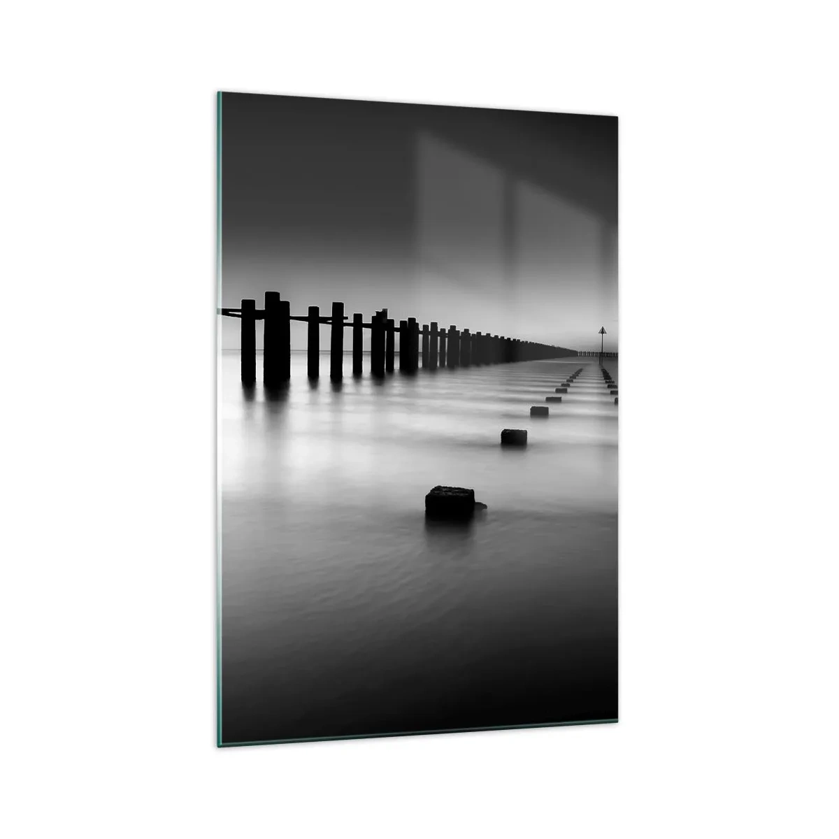 Obraz na szkle - Drewniane pale i betonowe bloki zanurzone w wodzie w czarno-białej tonacji - 70x100cm - Szara dal we mgle - Nowoczesna dekoracja ścienna do salonu i sypialni ARTTOR
