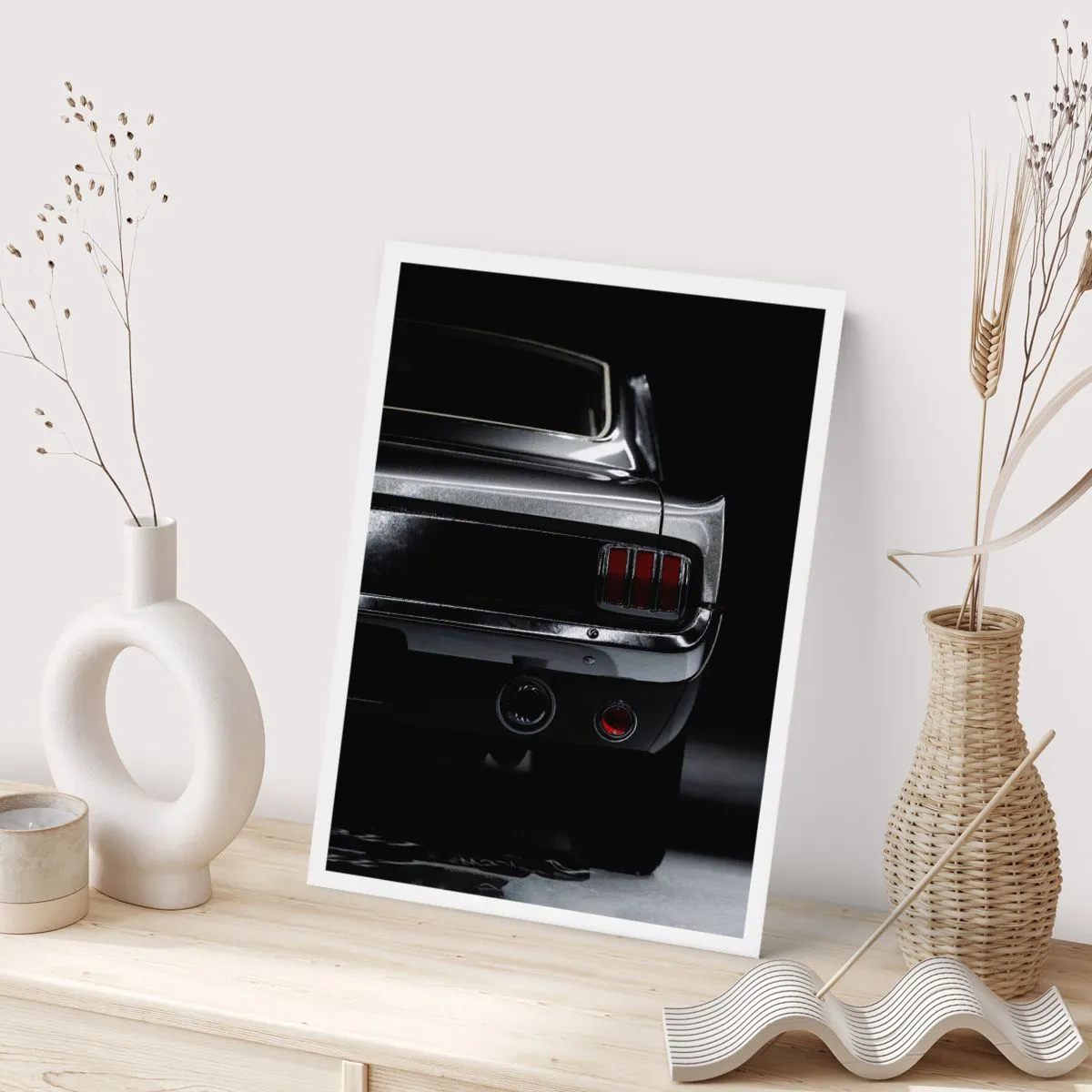 Plakat - Stylowe ujęcie tylnej części klasycznego samochodu - 50x70cm - Czar klasyki - Nowoczesna dekoracja ścienna do salonu, kuchni i sypialni ARTTOR