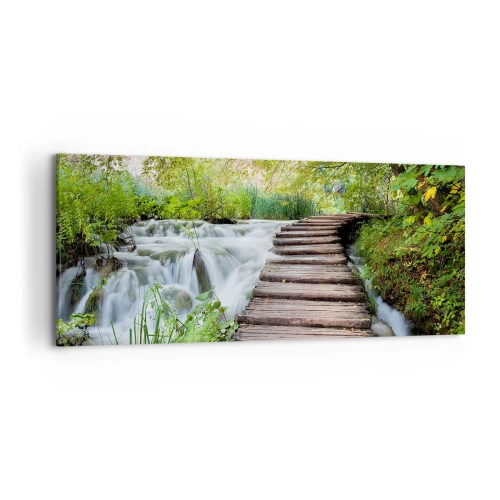 Obraz na płótnie - Drewniany pomost nad wodospadem otoczonym bujną zielenią lasu. - 120x50cm - Wcale nie cicha woda - Nowoczesna dekoracja ścienna do salonu i sypialni ARTTOR