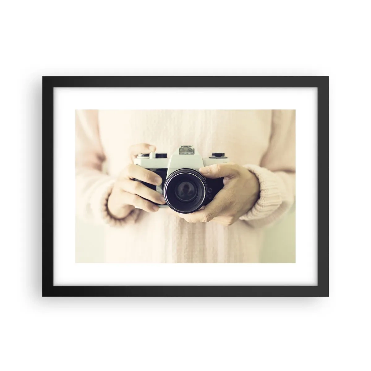 Plakat w czarnej ramie - By widzieć więcej… - 40x30 cm