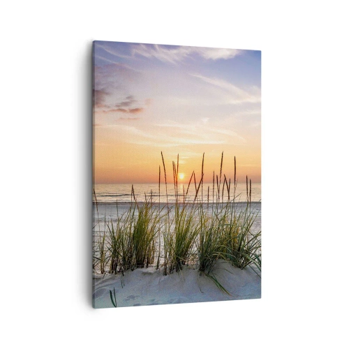 Obraz na płótnie - Zachód słońca nad morzem z trawami na piaszczystej plaży - 50x70cm - Popatrz, pomyśl, poczuj - Nowoczesna dekoracja ścienna do salonu, kuchni i sypialni ARTTOR