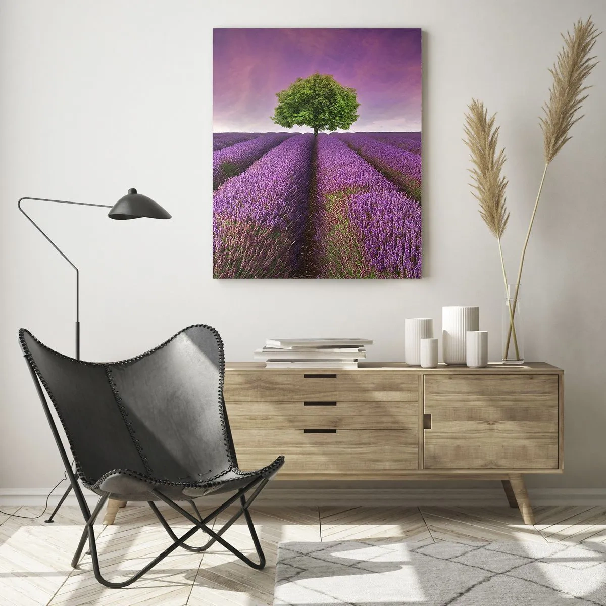 Obraz na szkle - Pole lawendy z samotnym drzewem na tle nieba - 50x70cm - Na lawendowych polach - Nowoczesna dekoracja ścienna do salonu, kuchni i sypialni ARTTOR