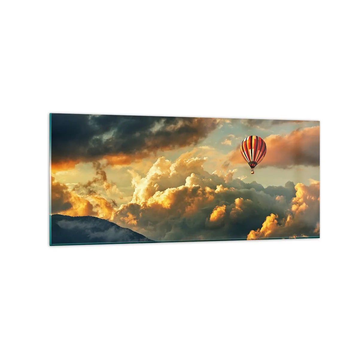 Obraz na szkle - Balon na tle dramatycznych chmur - 120x50cm - Lecę, bo chcę - Nowoczesna dekoracja ścienna do salonu i sypialni ARTTOR