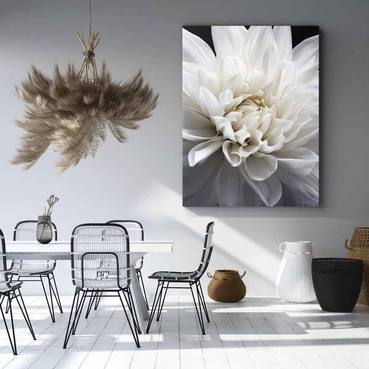 Obraz na płótnie - Biała dalia na czarnym tle w subtelnym zbliżeniu - 50x70cm - Poranek Panny Młodej - Nowoczesna dekoracja ścienna do salonu, kuchni i sypialni ARTTOR