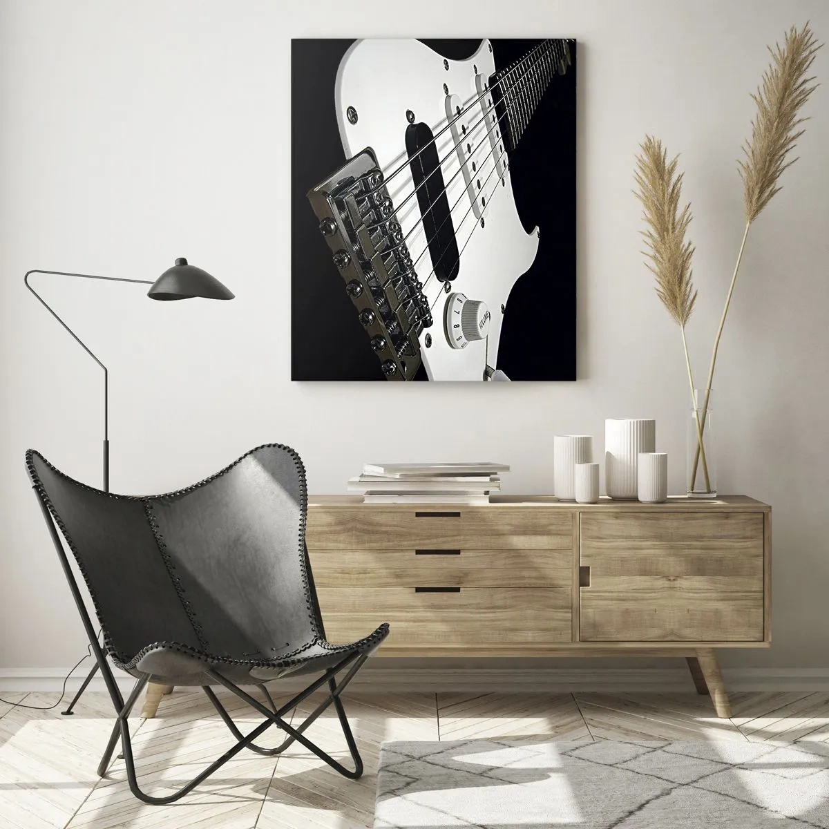 Obraz na szkle - Biała gitara elektryczna w zbliżeniu na czarnym tle. - 70x100cm - Ukryty w bieli dźwięk - Nowoczesna dekoracja ścienna do salonu i sypialni ARTTOR