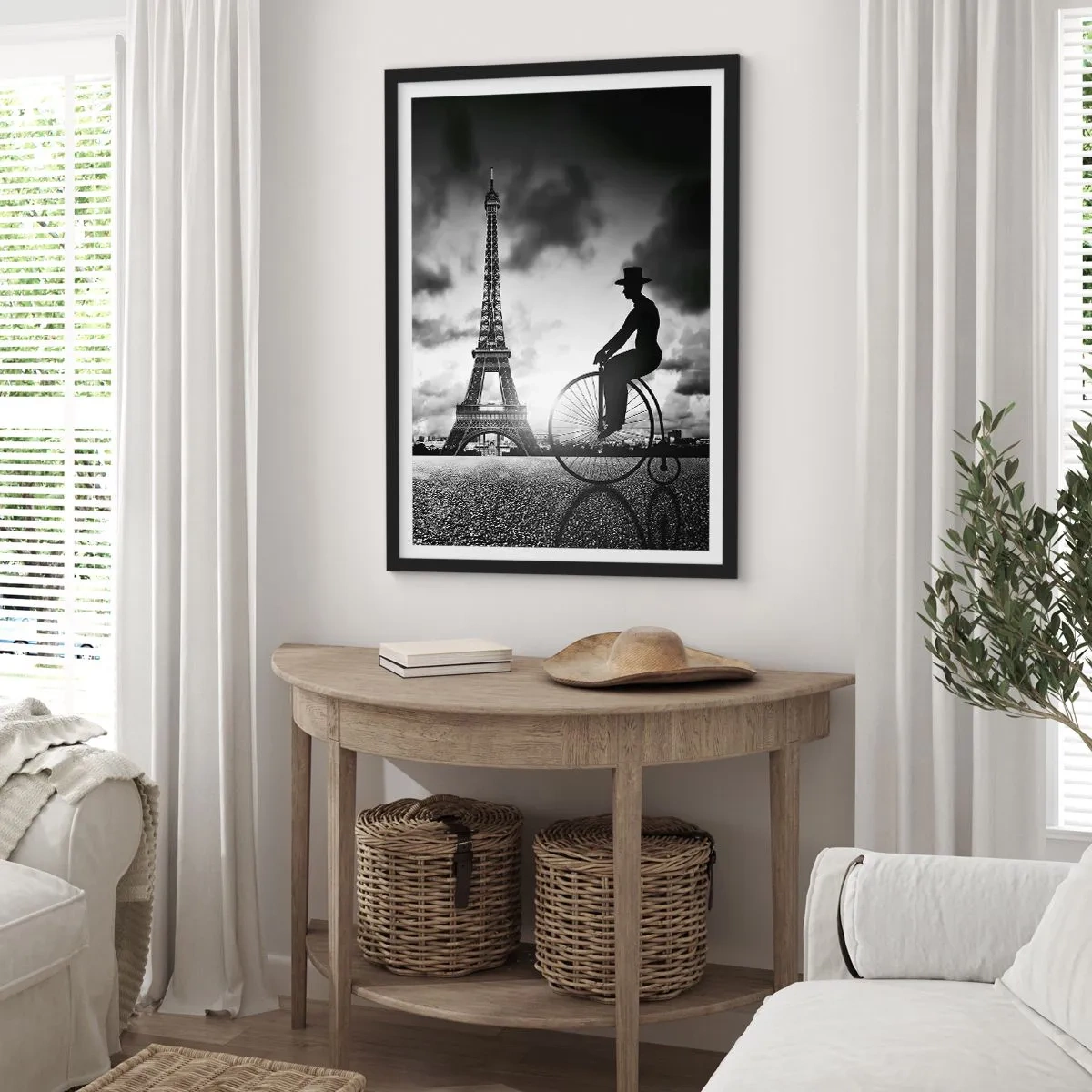 Plakat w czarnej ramie - Sylwetka rowerzysty na tle Wieży Eiffla - 50x70cm - Tęsknota do Belle Epoque - Nowoczesna dekoracja ścienna do salonu i sypialni ARTTOR