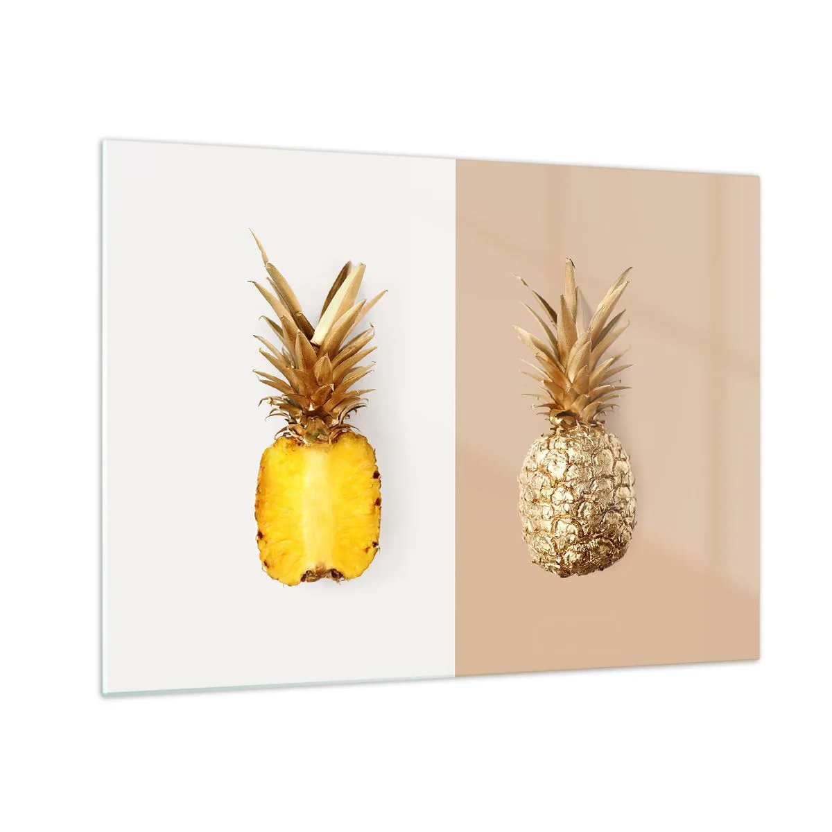 Obraz na szkle - Przekrojony i złoty ananas na dwóch kontrastowych tłach - 70x50cm - Ananas dla nas - Nowoczesna dekoracja ścienna do salonu i sypialni ARTTOR