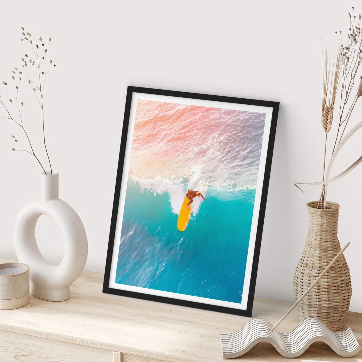 Plakat w czarnej ramie - Surfer na fali w promieniach zachodzącego słońca - 50x70cm - Oceaniczny jeździec - Nowoczesna dekoracja ścienna do salonu i sypialni ARTTOR