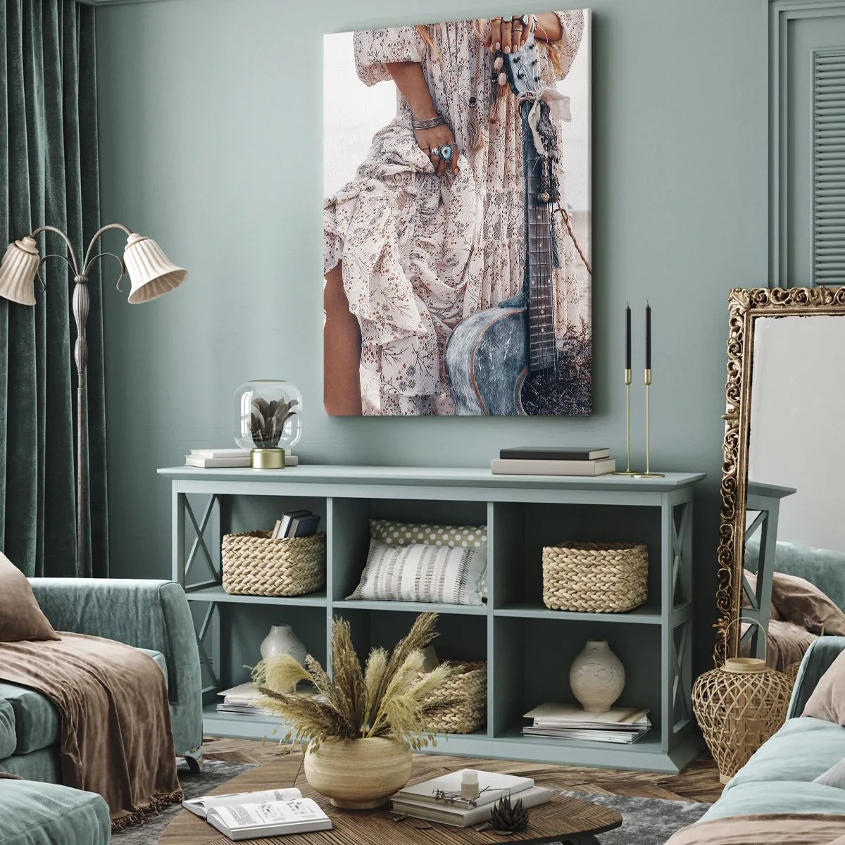 Obraz na płótnie - Kobieta w stylu boho w koronkowej sukni z gitarą ozdobioną frędzlami - 50x70cm - Dzieci kwiaty w drodze - Nowoczesna dekoracja ścienna do salonu, kuchni i sypialni ARTTOR