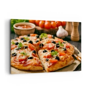 Obraz na płótnie - Pizza z pomidorami, oliwkami i świeżymi ziołami na stole - 100x70cm - Znów ci się upiekło - Nowoczesna dekoracja ścienna do salonu, kuchni i sypialni ARTTOR