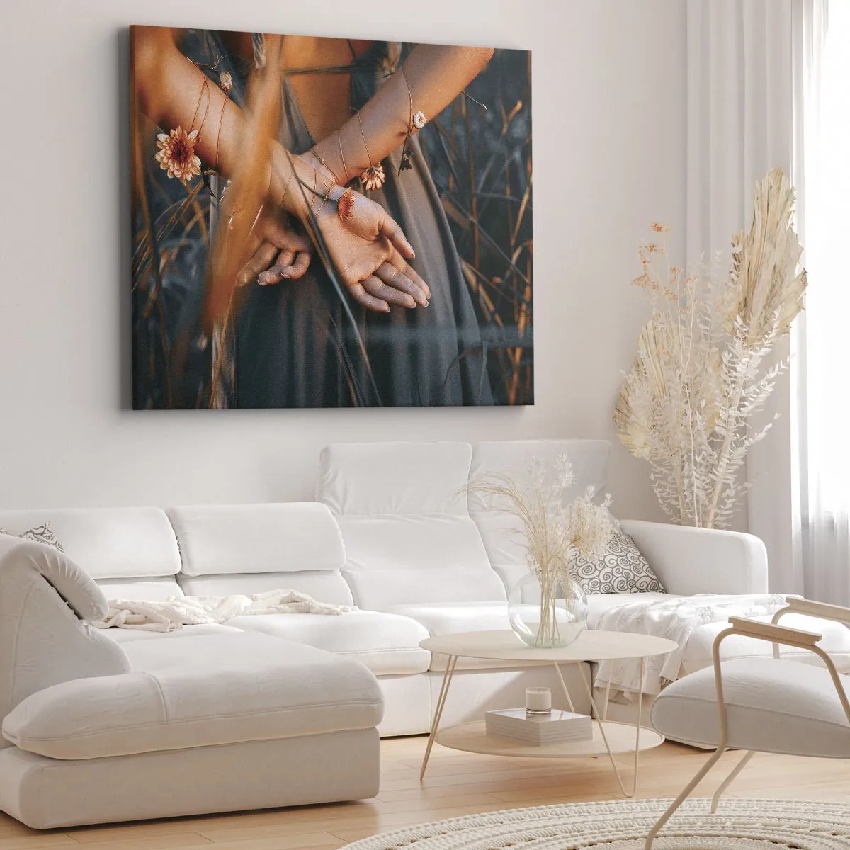 Obraz na płótnie - Zmysłowe dłonie z kwiatami w naturalnym otoczeniu - 70x50cm - Związana z naturą - Nowoczesna dekoracja ścienna do salonu i sypialni ARTTOR