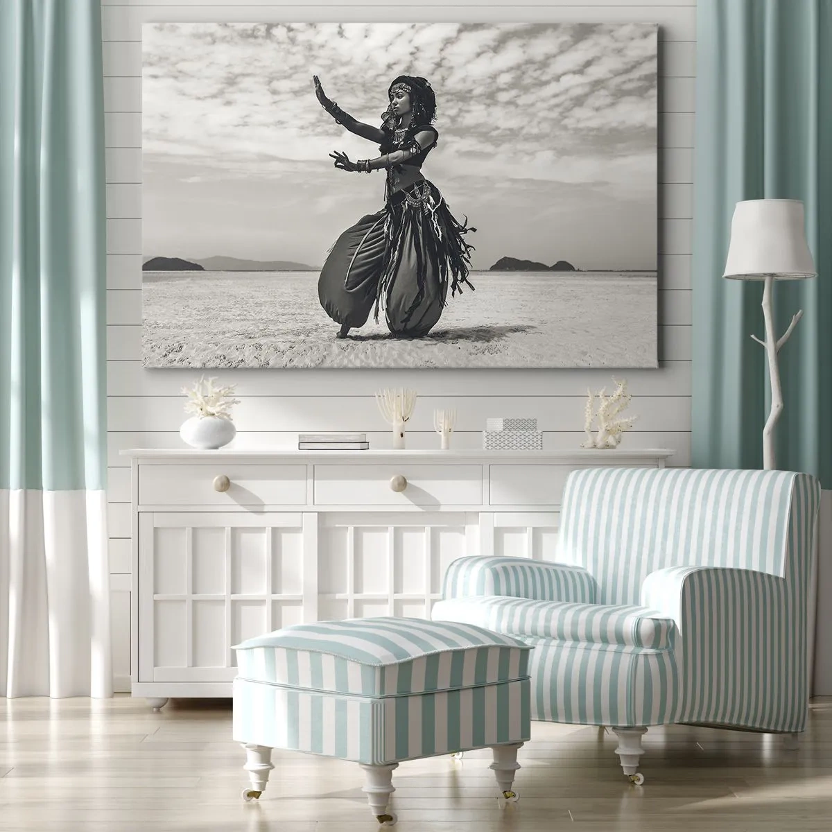 Obraz na płótnie - Egzotyczna tancerka na pustynnym tle - 70x50cm - Taniec południowych wysp - Nowoczesna dekoracja ścienna do salonu i sypialni ARTTOR