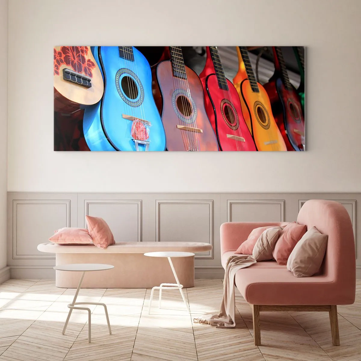 Obraz na szkle - Kolorowe gitary akustyczne powieszone w rzędzie na wystawie - 160x50cm - Latynoskie klimaty - Nowoczesna dekoracja ścienna do salonu i sypialni ARTTOR