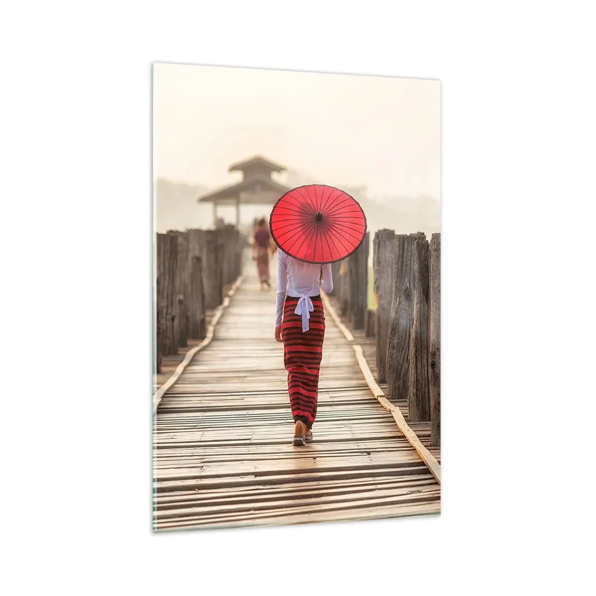 Obraz na szkle - Kobieta z czerwonym parasolem na drewnianym moście - 80x120cm - Na starym moście - Nowoczesna dekoracja ścienna do salonu i sypialni ARTTOR