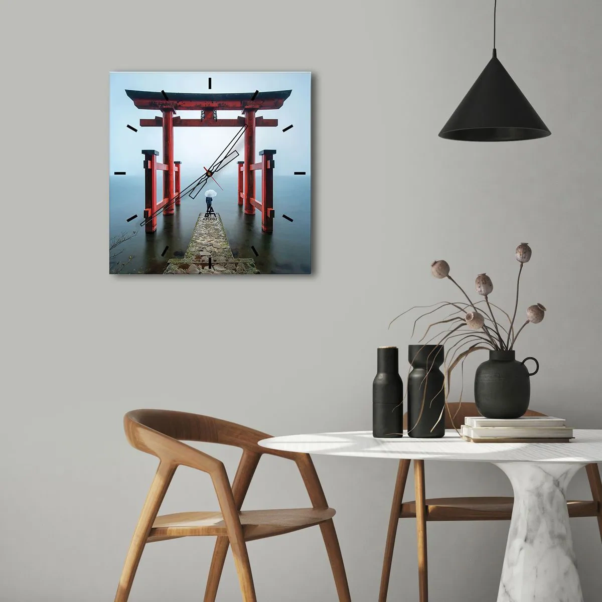 Zegar ścienny - Brama torii nad spokojnym jeziorem w Japonii - 30x30cm - Japońska zaduma - Nowoczesna dekoracja ścienna do salonu i sypialni ARTTOR