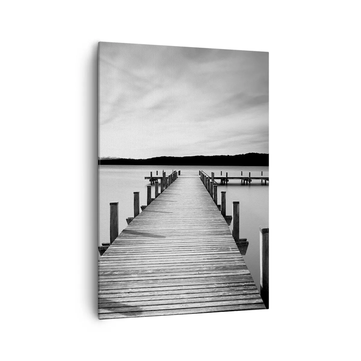 Obraz na płótnie - Czarno-biały pomost na spokojnym jeziorze - 70x100cm - U wodopoju – spokoju - Nowoczesna dekoracja ścienna do salonu i sypialni ARTTOR