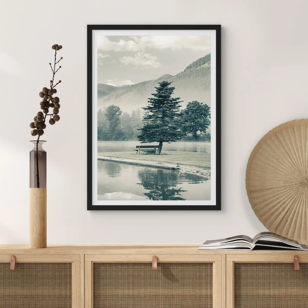 Plakat w czarnej ramie - Ławka pod drzewem nad jeziorem z górskim tłem - 50x70cm - Jezioro jeszcze śpi - Nowoczesna dekoracja ścienna do salonu i sypialni ARTTOR