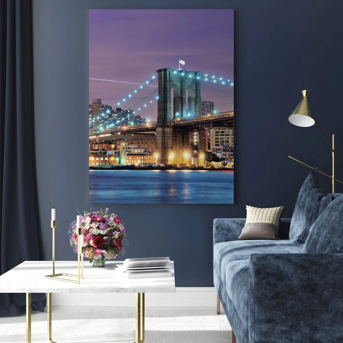Obraz na szkle - Brooklyn Bridge nocą z podświetlonymi wieżami i miastem - 50x70cm - Od wielu lat Brookliński Most - Nowoczesna dekoracja ścienna do salonu, kuchni i sypialni ARTTOR