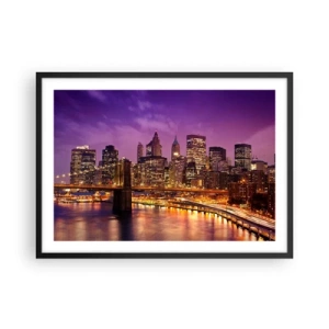 Plakat w czarnej ramie - Panorama miasta z mostem w świetle wieczornych świateł na tle fioletowego nieba - 70x50cm - Fioletowo-złoty Manhathann - Nowoczesna dekoracja ścienna do salonu i sypialni ARTTOR