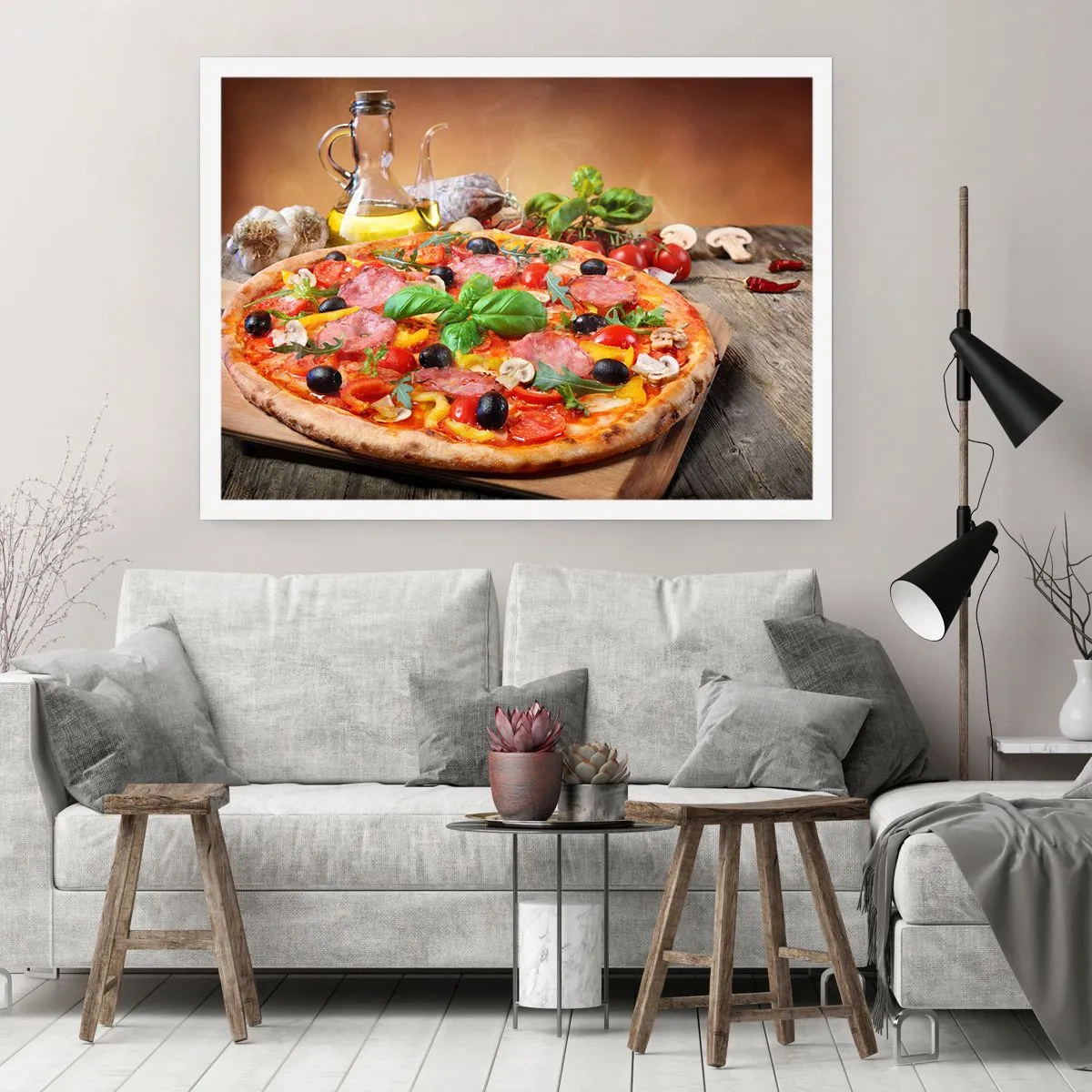 Plakat - Apetyczna pizza na drewnianym stole z dodatkami - 100x70cm - Z prawdziwie włoskim smakiem - Nowoczesna dekoracja ścienna do salonu i sypialni ARTTOR