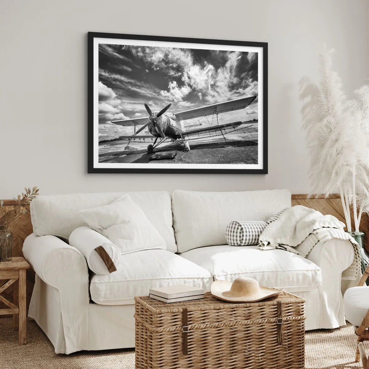 Plakat w czarnej ramie - Stary samolot na lotnisku w czarno-białym ujęciu - 100x70cm - Nie mogę się doczekać! - Nowoczesna dekoracja ścienna do salonu i sypialni ARTTOR