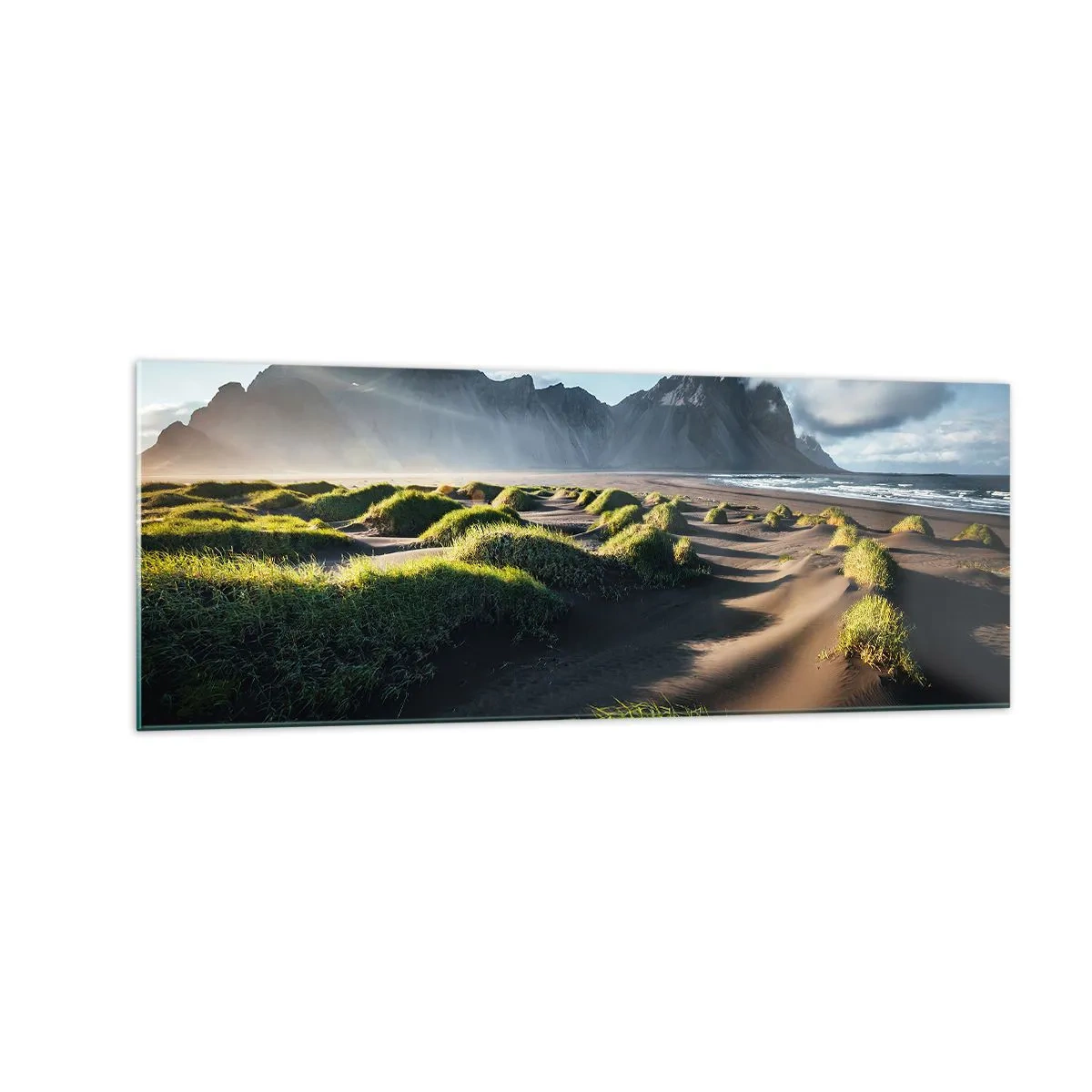 Obraz na szkle - Zielone wydmy z górskim tłem pod błękitnym niebem - 140x50cm - Harmonia żywiołów - Nowoczesna dekoracja ścienna do salonu i sypialni ARTTOR