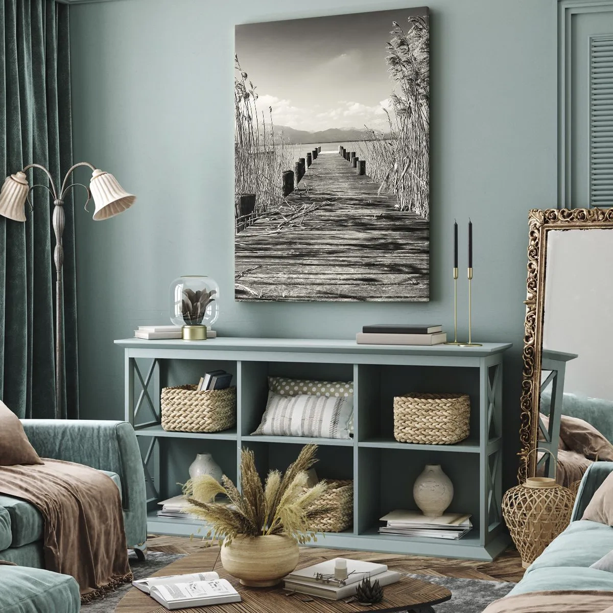 Obraz na płótnie - Drewniany pomost prowadzący w głąb jeziora otoczony trzcinami - 50x70cm - W zaciszu traw - Nowoczesna dekoracja ścienna do salonu, kuchni i sypialni ARTTOR