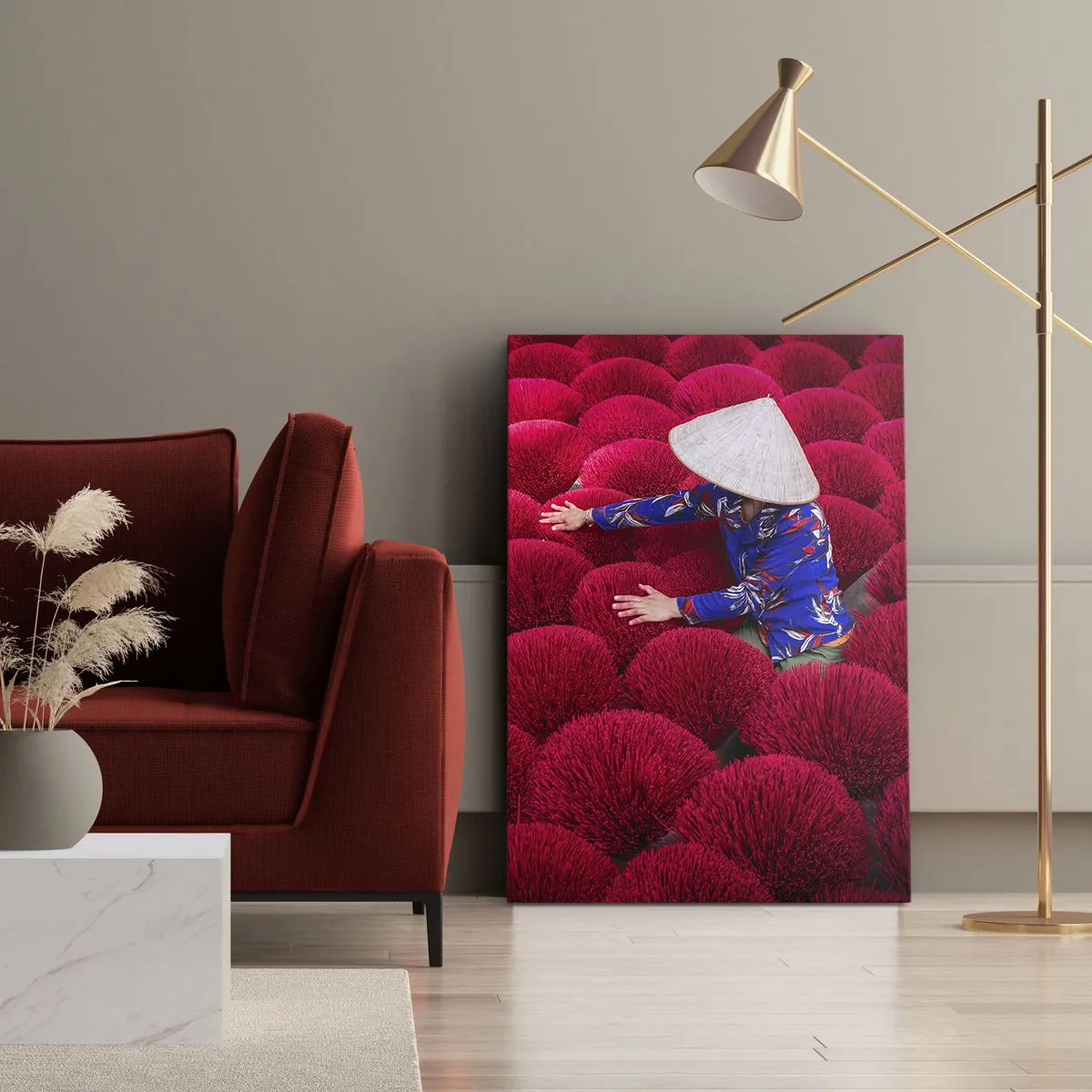 Obraz na płótnie - Kobieta wśród czerwonych wiązek kadzideł w tradycyjnym kapeluszu - 80x120cm - Na ryżowym polu - Nowoczesna dekoracja ścienna do salonu i sypialni ARTTOR