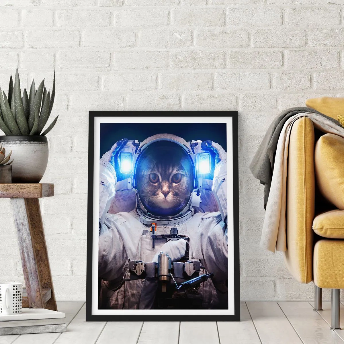 Plakat w czarnej ramie - Kot astronauta w pełnym skafandrze kosmicznym - 50x70cm - Houston, macie problem - Nowoczesna dekoracja ścienna do salonu i sypialni ARTTOR